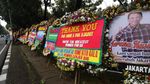 Karangan Bunga untuk Ahok Meluber ke Jalan