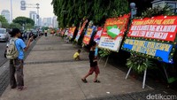Tak sedikit dari warga yang berfoto-foto di depan karangan bunga untuk Ahok-Djarot.