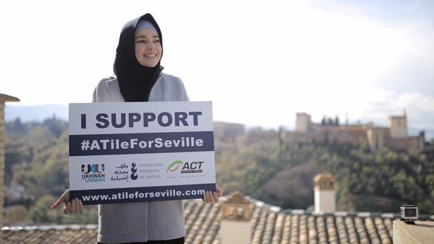 Dewi Sandra Ditatap Sinis karena Berhijab Saat Masuk Masjid di Spanyol