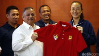 Sofyan menyerahkan cinderamata berupa kaos dengan simbol enam tanda bintang yang menunjukkan jumlah kemenangan yang telah diraih Jakarta Elektrik PLN.