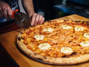 Pizza yang Dibuat dengan 101 Jenis Keju Ini Berhasil Pecahkan Rekor