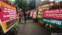 Karangan bunga itu kian membeludak.