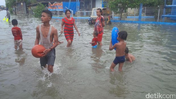 Banjir rob di Belawan, Sumut.