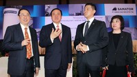 Direktur Utama PT Aneka Gas Industri, Tbk Heyzer Harsono, Komisaris Utama Arief Harsono, Wakil Direktur Utama Rachmat Harsono dan Direktur Nini Liemijanto berbincang usai Penawaran Obligasi dan Sukuk Ijarah di Jakarta, Kamis (27/4/2017). Dok, Aneka Gas.