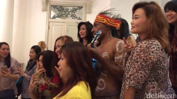 Ada juga warga yang hadir mengenakan baju adat Papua ingin bertemu Ahok.