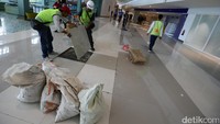 Beberapa pekerja merampungkan pemasangan keramik yang rusak.