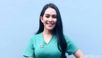 Presenter berusia 26 tahun itu memadukan gaun hijaunya dengan obi berwarna biru. (Foto: Noel/detikHOT)