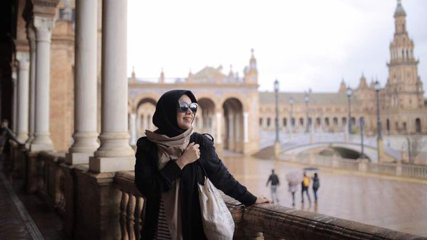 Dewi Sandra Ditatap Sinis karena Berhijab Saat Masuk Masjid di Spanyol