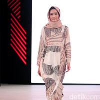 Koleksi busana Kami Idea di Fashion Nation 2017 lebih banyak menggunakan motif-motif ramai. Atrium Senayan City. Jakarta. [Foto: Mohammad Abduh/Wolipop]