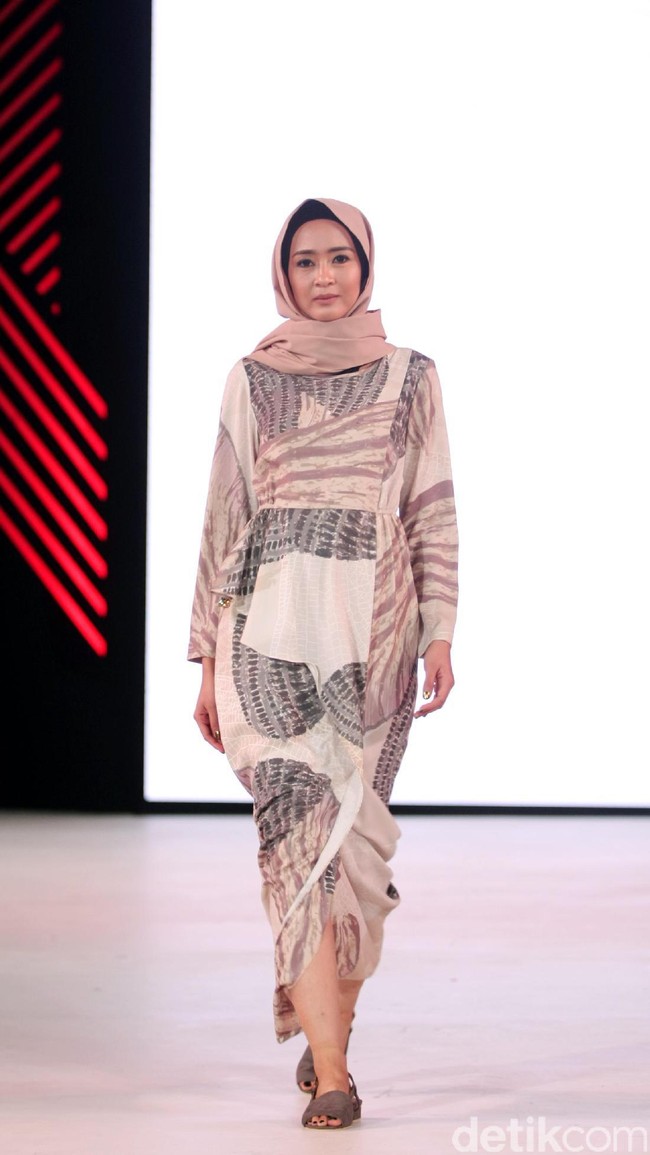Koleksi busana Kami Idea di Fashion Nation 2017 lebih banyak menggunakan motif-motif ramai. Atrium Senayan City. Jakarta. [Foto: Mohammad Abduh/Wolipop]