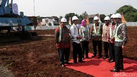 Presiden Jokowi meninjau lokasi pembangunan Rusunami untuk buruh. Di lokasi ini nantinya akan ada 9.000 unit rumah susun. Sebanyak 6.000 di antaranya diperuntukkan bagi buruh dan MBR.