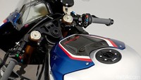 Tenaganya lebih besar 16 daya kuda dibanding S1000RR. Torsinya pun cukup besar yakni mencapai 120 Nm pada 10.000 RPM.