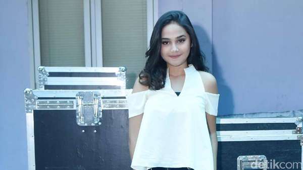 Senyum Manis Syifa Hadju Senyum Manis Syifa Hadju