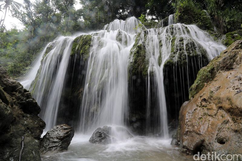 Cantiknya Air Terjun MauhalekWarga menikmati keindahan air terjun Mauhalek yang terletak di desa Rai Belu, Atambua, NTT, Kamis (30/03/2017). Untuk memasuki air terjun ini, pengunjung dikenakan tarif sebesar Rp.10ribu oleh penduduk setempat. Grandyos Zafna/detikcom-. Air terjun Mauhalek merupakan air terjun yang menjadi mata air bagi masyarakat di Dusun Fatumuti.-. Wisatawan hanya membutuhkan 5-10 menit menuruni tangga untuk sampai ke air terjun ini. -. Pendengaran Anda akan disuguhi gemericik air yang menuruni bebatuan bercampur gemuruh air yang bertemu di dalam kali.-. Bagi yang ingin menikmati sensasi terjangan air terjun, bisa langsung menuju dasar batu untuk mandi. -. Indahnya panorama karya agung sang Pencita ini ibarat surga yang tersembunyi di Rai Belu.