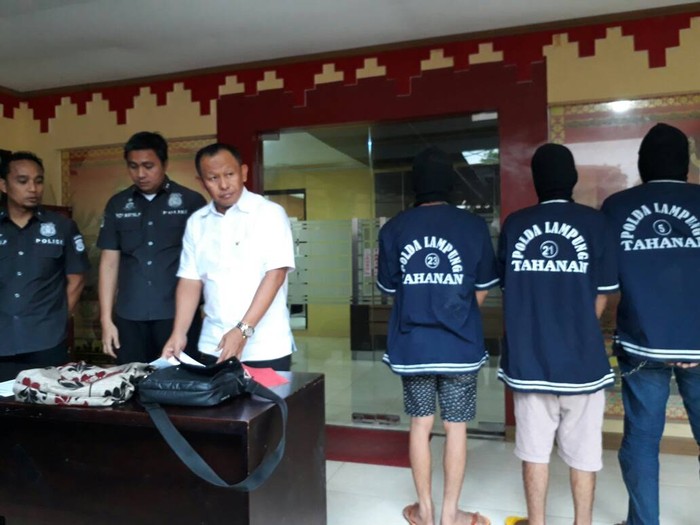 Polisi Tangkap Pencuri Mobil Bermodus Pintu Goyang dan Gembos Ban