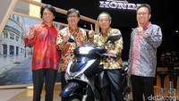 Honda SH150i dengan tema styling Dynamic dan Light Feeling hadir melalui penyematan garis bodi yang melengkung dari depan hingga ke bagian belakang, dan LED disematkan di lampu depan, lampu belakang dan lampu senja semakin menghadirkan tampilan yang elegan.