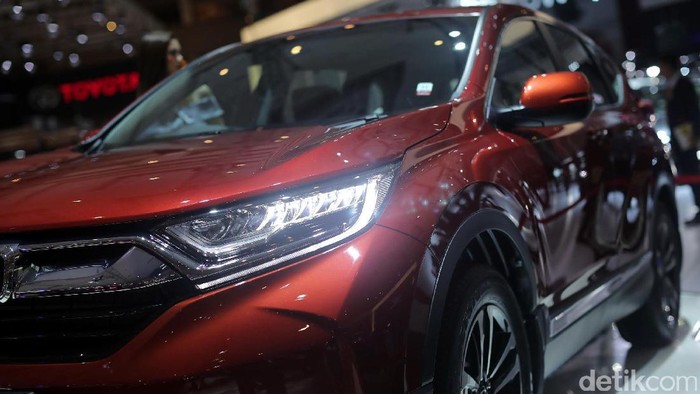 Sales Promotion Girl (SPG) berdiri disamping mobil Honda CR-V dengan mesin turbo di IIMS, JIEXPO, Jakarta, Kamis (27/04/2017). Honda sudah memamerkan generasi kelima dari Honda CR-V dengan mesin 1.5 liter VTEC Turbo serta varian baru yang menawarkan kapasitas 7 penumpang. Grandyos Zafna/detikcom