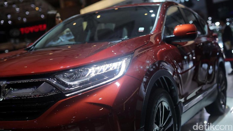All New Honda CRV Sales Promotion Girl (SPG) berdiri disamping mobil Honda CR-V dengan mesin turbo di IIMS, JIEXPO, Jakarta, Kamis (27/04/2017). Honda sudah memamerkan generasi kelima dari Honda CR-V dengan mesin 1.5 liter VTEC Turbo serta varian baru yang menawarkan kapasitas 7 penumpang. Grandyos Zafna/detikcom