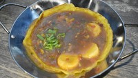 Po homemade special sauce hadir dalam wajan. Telur dadar yang berada di bagian bawa disiram dengan racikan bumbu dan potongan tofu goreng yang lembut. Enak dinikmati bersama dengan nasi.