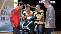 Hadir dalam acara tersebut Marketing Director AHM Shigeto Kimura, Executive Vice President Director AHM Johannes Loman, President Director AHM Toshiyuki Inuma dan Marketing Director AHM Thomas Wijaya usai memperkenalkan sepeda motor Honda SH150i di booth Honda, Hall D dalam ajang IIMS 2017 Kamis (27/4).