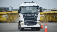 Sejumlah pengemudi truk dan bus nampak melakukan manuver yang didampingi oleh para instruktur. Dok, Scania.