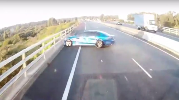 Selap Selip Di Jalan, Mobil Ini Melintir Bak Adegan Fast Furious