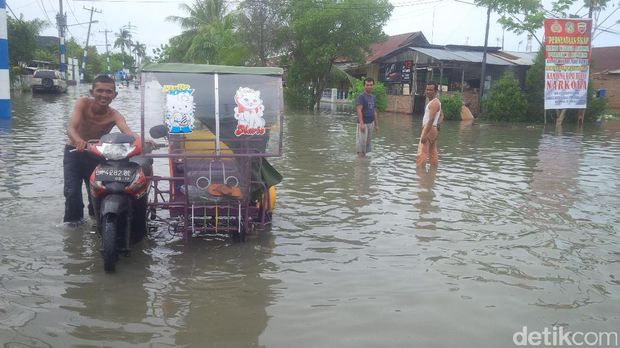 Banjir rob di Belawan, Sumut.