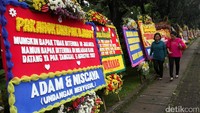 Karangan bunga dari warga untuk Gubernur-Wakil Gubernur DKI Jakarta Basuki Tjahaja Purnama (Ahok)-Djarot Saiful Hidayat masih terus berdatangan di Balai Kota.