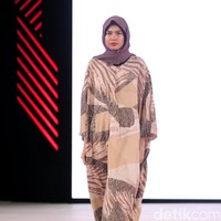 Koleksi busana Kami Idea di Fashion Nation 2017 lebih banyak menggunakan motif-motif ramai. Atrium Senayan City. Jakarta. [Foto: Mohammad Abduh/Wolipop]
