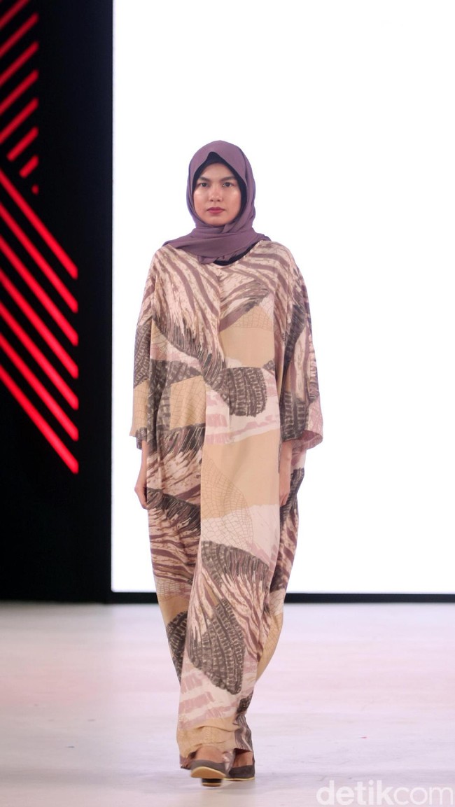 Koleksi busana Kami Idea di Fashion Nation 2017 lebih banyak menggunakan motif-motif ramai. Atrium Senayan City. Jakarta. [Foto: Mohammad Abduh/Wolipop]