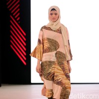 Koleksi busana Kami Idea di Fashion Nation 2017 lebih banyak menggunakan motif-motif ramai. Atrium Senayan City. Jakarta. [Foto: Mohammad Abduh/Wolipop]