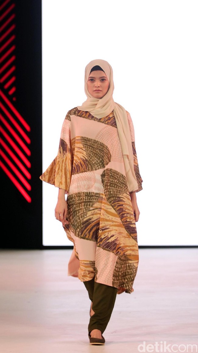 Koleksi busana Kami Idea di Fashion Nation 2017 lebih banyak menggunakan motif-motif ramai. Atrium Senayan City. Jakarta. [Foto: Mohammad Abduh/Wolipop]
