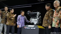 Wakil Presiden Jusuf Kalla didampingi Menteri Perindustrian Airlangga Hartarto melihat mesin New Agya yang dipamerkan.