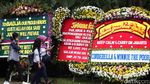 Karangan Bunga untuk Ahok Meluber ke Jalan