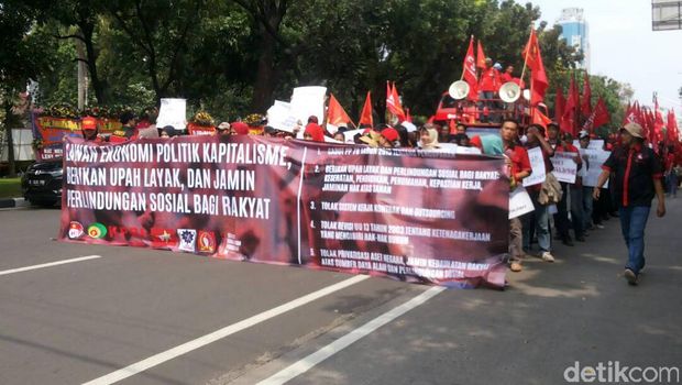 Buruh Gelar Aksi di Depan Balaikota, Lalin ke Patung Kuda Macet