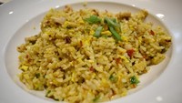 Selain nasi putih, di sini juga tersedia menu andalan yaitu nasi goreng ayam dengan gaya berbeda. Dengan menambahkan paduan saus X.O yang agak pedas, potonga telur, daging ayam dan teri Medan diracik dengan nasi sehingga hasilkan aroma gurih yang enak. Nyam! 