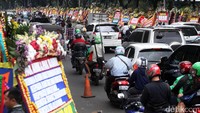 Ratusan karangan bunga ini dijejerkan di taman Jalan Medan Merdeka Selatan dengan saling tumpuk. Saking banyaknya, ratusan karangan bunga ini pun sudah hampir memenuhi seluruh taman Jalan Medan Merdeka Selatan, yaitu dari depan Kedutaan Amerika Serikat, Kementerian BUMN, hingga Patung Kuda.