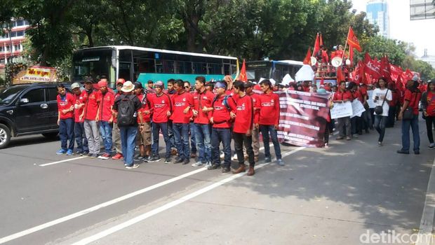 Buruh Gelar Aksi di Depan Balaikota, Lalin ke Patung Kuda Macet