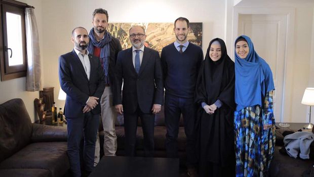 Cerita Haru Dewi Sandra Tentang Kehidupan Muslim di Spanyol