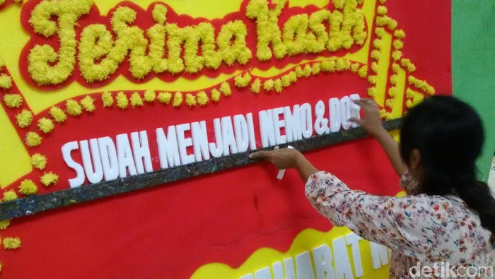 Belajar Membuat Karangan Bunga Untuk Ahok