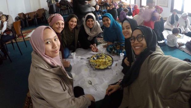 Cerita Haru Dewi Sandra Tentang Kehidupan Muslim di Spanyol