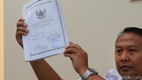 Senior Manager Humas PT KAI Daops I Jakarta Suprapto, saat menunjukan sertifikat lahan  milik PT KAI.