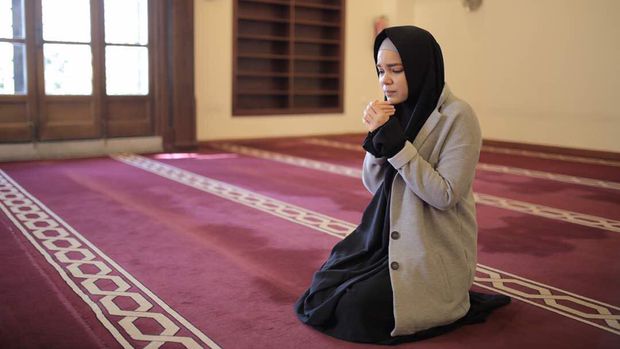 Dewi Sandra Ditatap Sinis karena Berhijab Saat Masuk Masjid di Spanyol