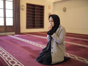 Dewi Sandra Ditatap Sinis karena Berhijab Saat Masuk Masjid di Spanyol