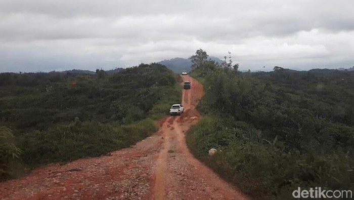 Cerita Warga Pedalaman Kalbar Hemat BBM Berkat Jalan Paralel Perbatasan