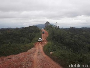 Cerita Warga Pedalaman Kalbar Hemat BBM Berkat Jalan Paralel Perbatasan