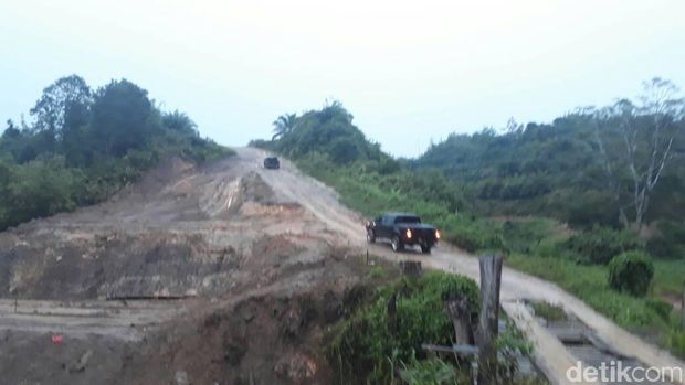 Menjajal 12 Km Jalan Paralel Perbatasan RI di Tengah Bukit Terjal