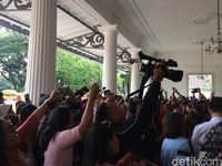 Warga ingin curhat dan berfoto bersama Ahok.