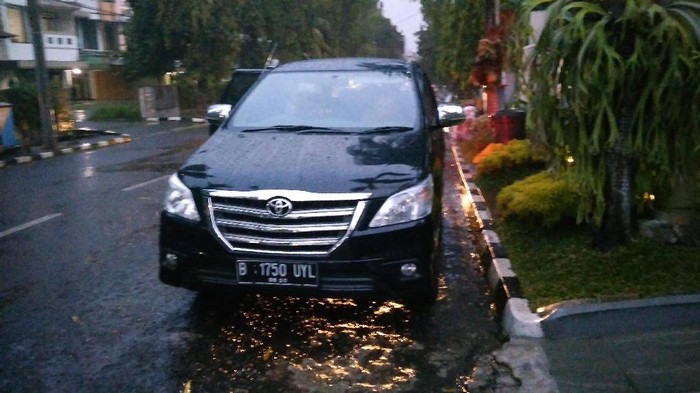 Kunjungan Singkat Penumpang 2 Mobil di Rumah Miryam Haryani