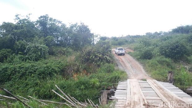 Menjajal 12 Km Jalan Paralel Perbatasan RI di Tengah Bukit Terjal